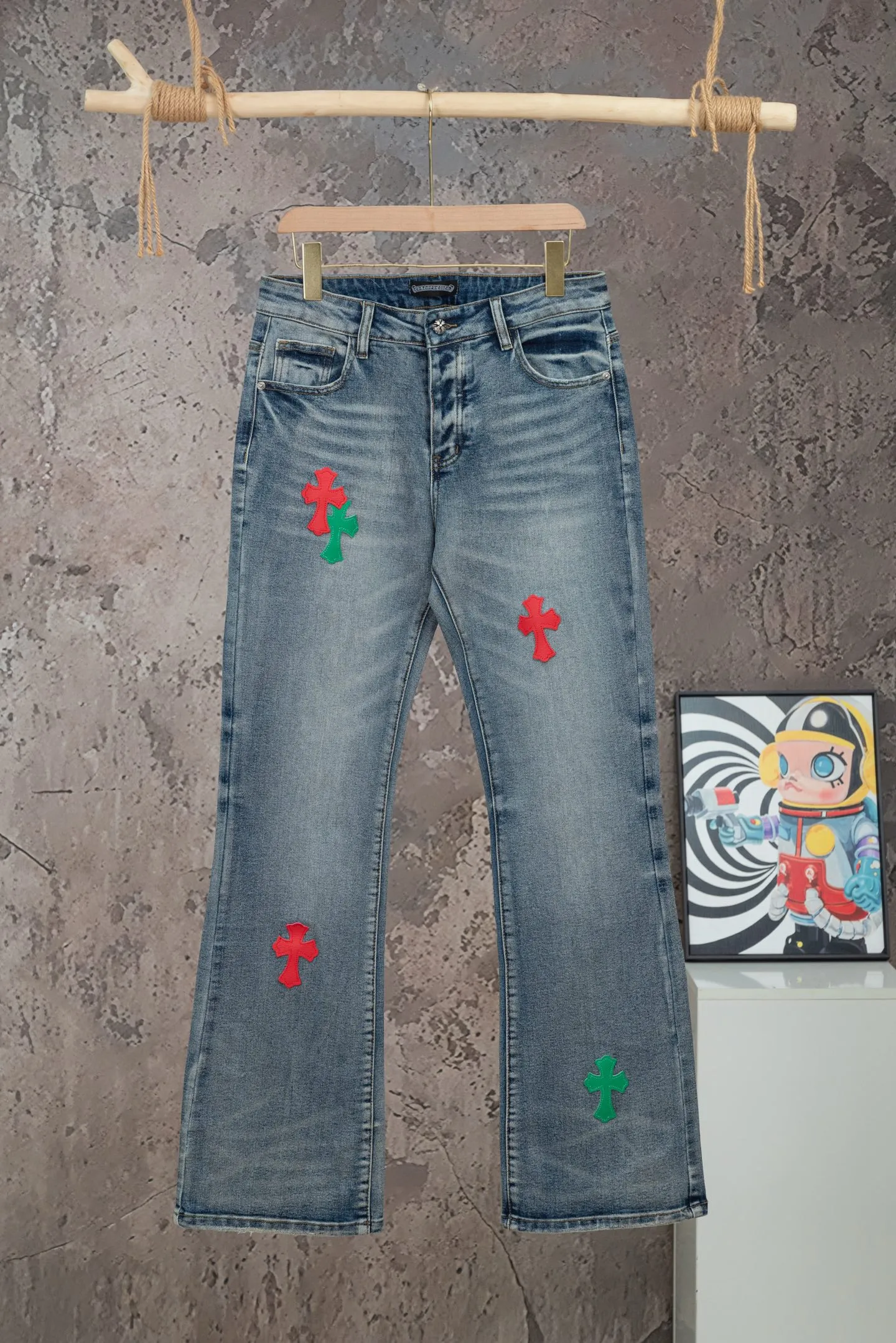 Style number: [M 2714] Chrome Hearts FW 26 red and green leather bootcut denim trousers, same style for men and women, top ceiling quality, styles with different wash textures, very friendly to people with thin legs and thick legs, straight and slim fit, very flattering leg shape, moderate length that never goes out of style, easy and casual to match, basic styling for various styles, a must-have in the wardrobe! The fabric is stiff but also makes the upper body soft without losing texture. The washing process is even more perfect. It is a must-have item for everyone! ! ! Washable label, hang tag, pants label, three labels complete Color: blue Size: 28, 30, 32, 34, 36